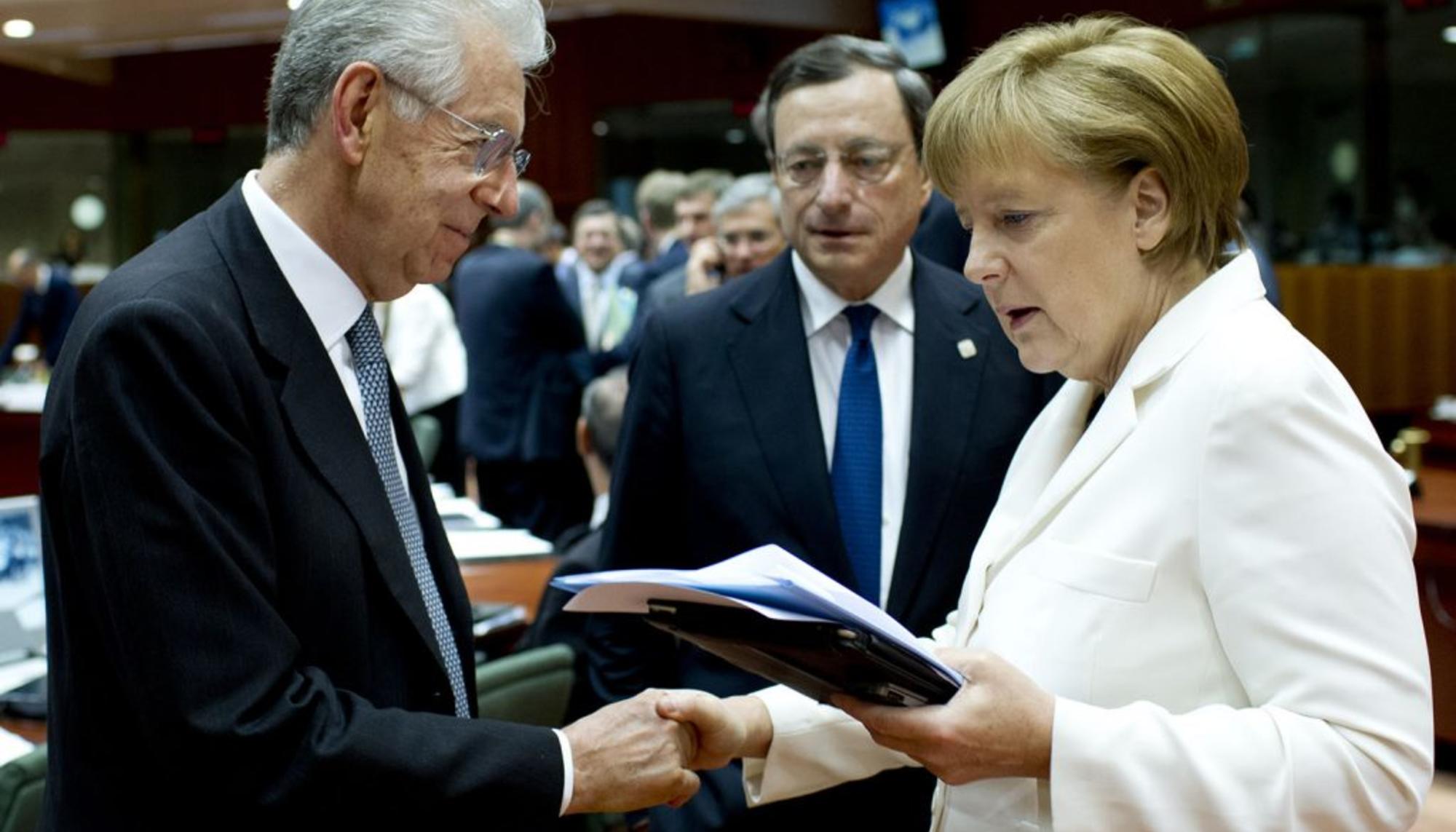 Draghi junto a Angela Merkel.